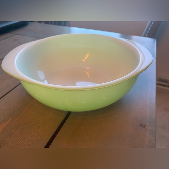 Vintage Pyrex Lime Green 2 Quart Mixing Bowl Casserole Dish 024 - Picture 1 of 7